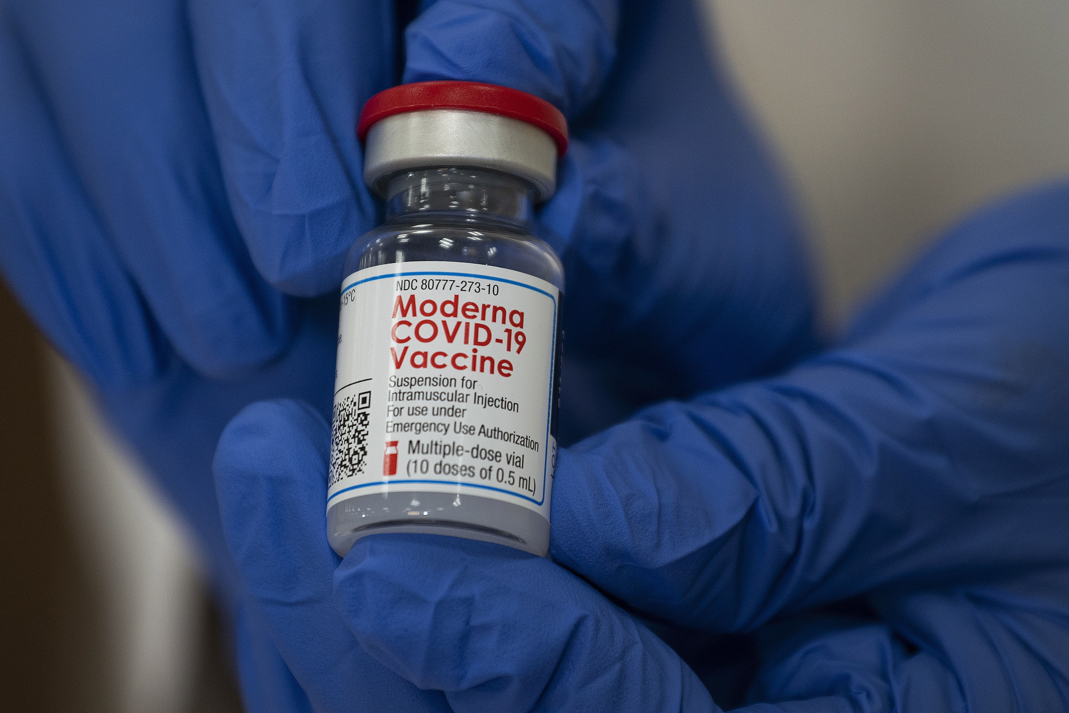 Una enfermera de Connecticut, en Estados Unidos, fue la primera en recibir la vacuna de Moderna contra el covid-19. (Foto Prensa Libre: EFE)