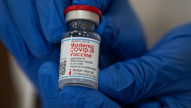 Una enfermera de Connecticut, en Estados Unidos, fue la primera en recibir la vacuna de Moderna contra el covid-19. (Foto Prensa Libre: EFE)