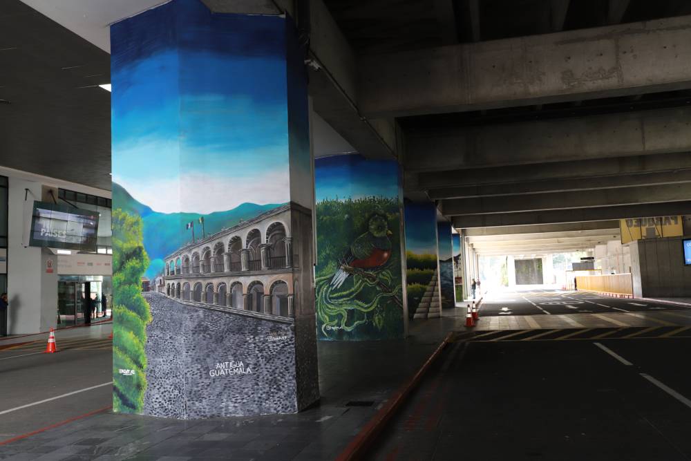 Inauguran coloridos murales en el Aeropuerto La Aurora para dar la bienvenida a turistas. (Foto Prensa Libre: cortesía Inguat)