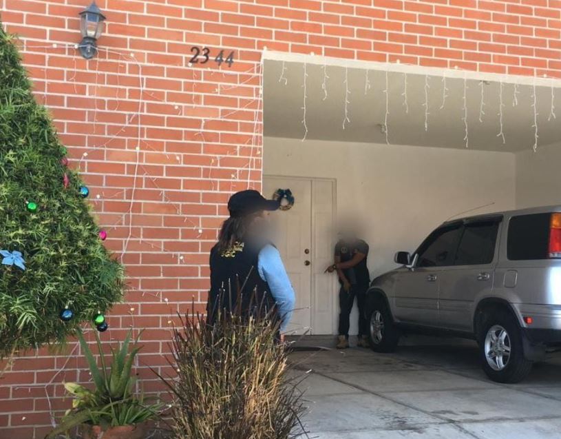 Agentes de la PNC durante el operativo para capturar a "el Choper", jefe del Barrio 18 que vivía en la zona 16 de Guatemala. (Foto Prensa Libre: PNC)