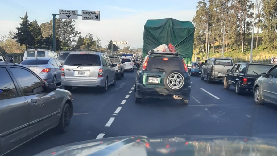 Este fin de semana transitaron unos 25 mil vehículos por día en la Autopista Palín Escuintla, según Siva. (Foto Prensa Libre: Cortesía)