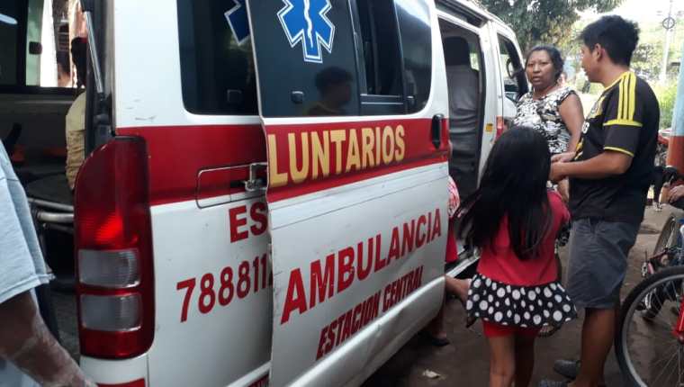 Los socorristas trasladaron también a dos menores con laceraciones a un centro asistencial. (Foto Prensa Libre: Carlos Paredes)