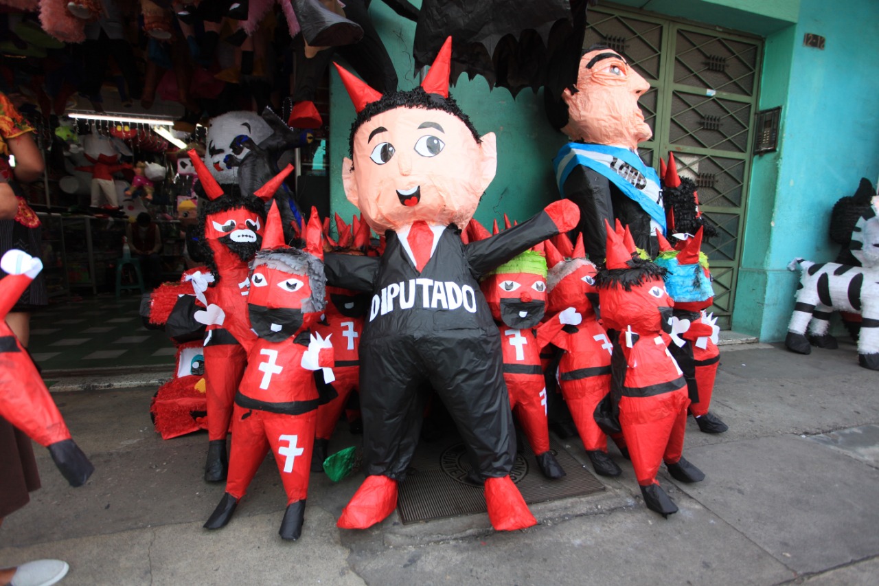 En el parque Colón, decenas de piñatas están disponibles para la Quema del Diablo. (Foto Prensa Libre: Byron García) 