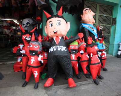 Quema del Diablo 2020: Piñatas de personajes políticos y el coronavirus arderán en Guatemala