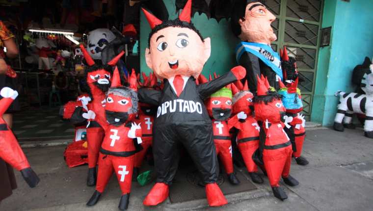 En el parque Colón, decenas de piñatas están disponibles para la Quema del Diablo. (Foto Prensa Libre: Byron García) 