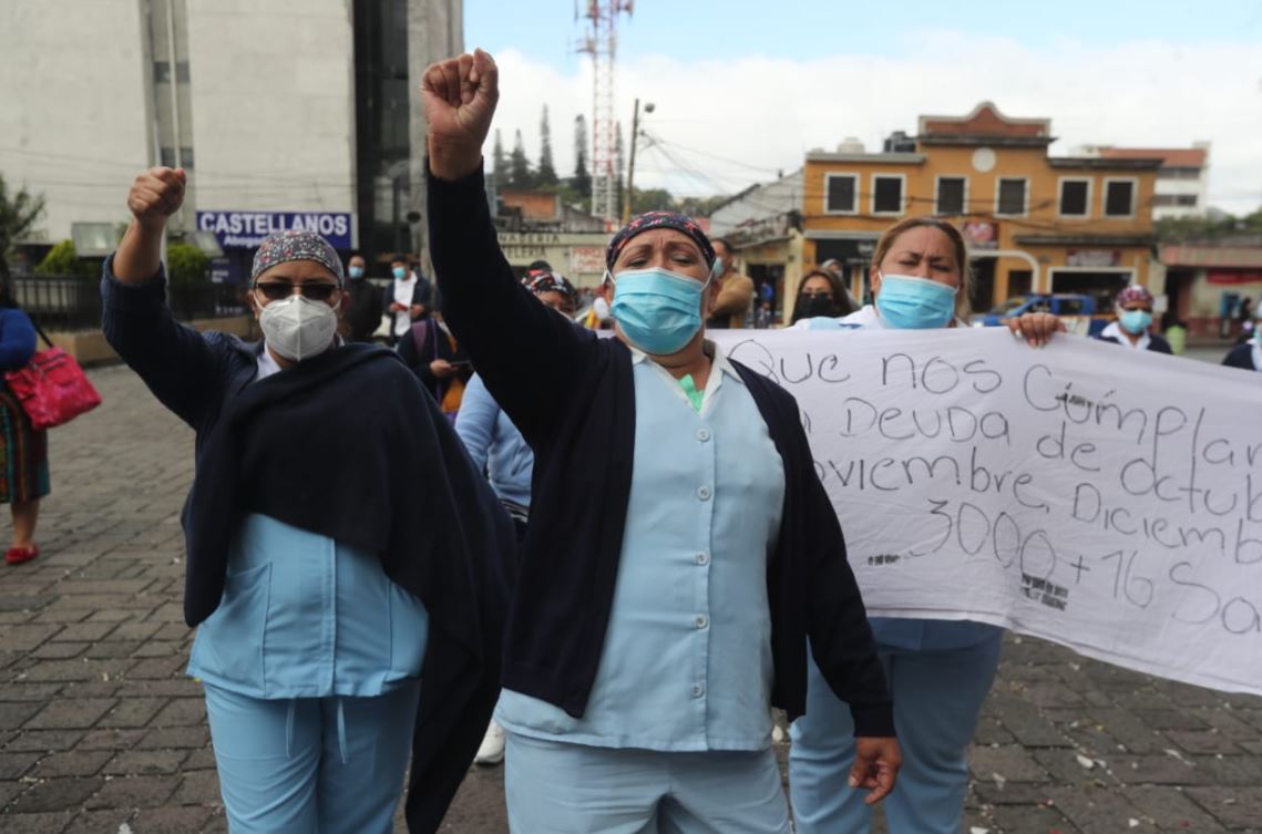 Personal de enfermería, intendencia y paramédico protestan para exigir su Bono de riesgo. (Foto Prensa Libre:  Érick Ávila)
