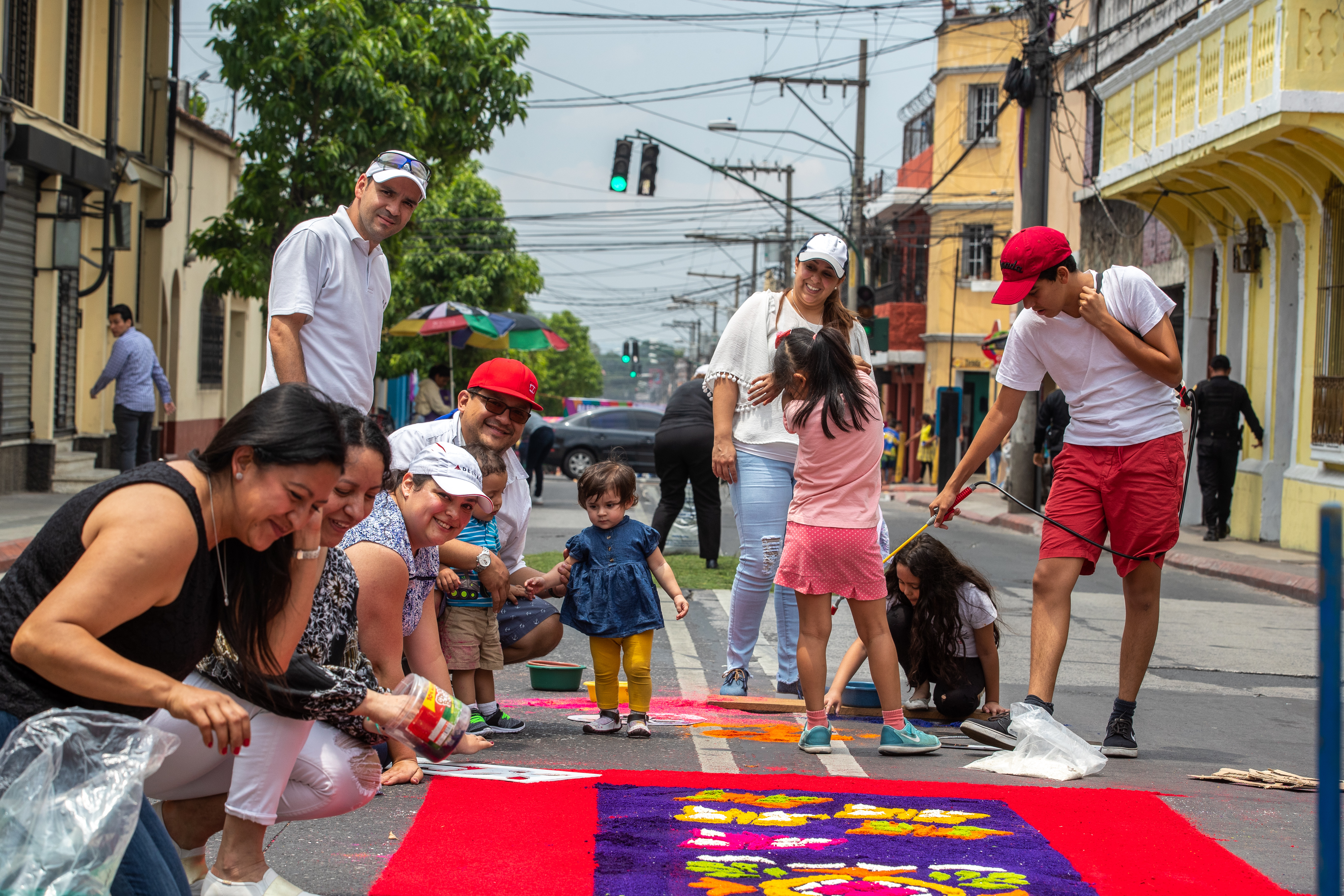 Durante la Semana Santa en Guatemala se elaboran alfombras de aserrín (Foto Prensa Libre: Hemeroteca PL)
