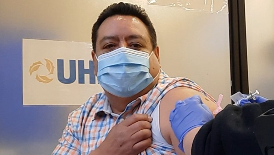 Edwin Quezada recibió la vacuna Pfizer-BioNTexh's COVID-19 en la Sala de la Clínica University Health Network, del  Hospital General de Toronto. (Foto Prensa Libre: Cortesía)