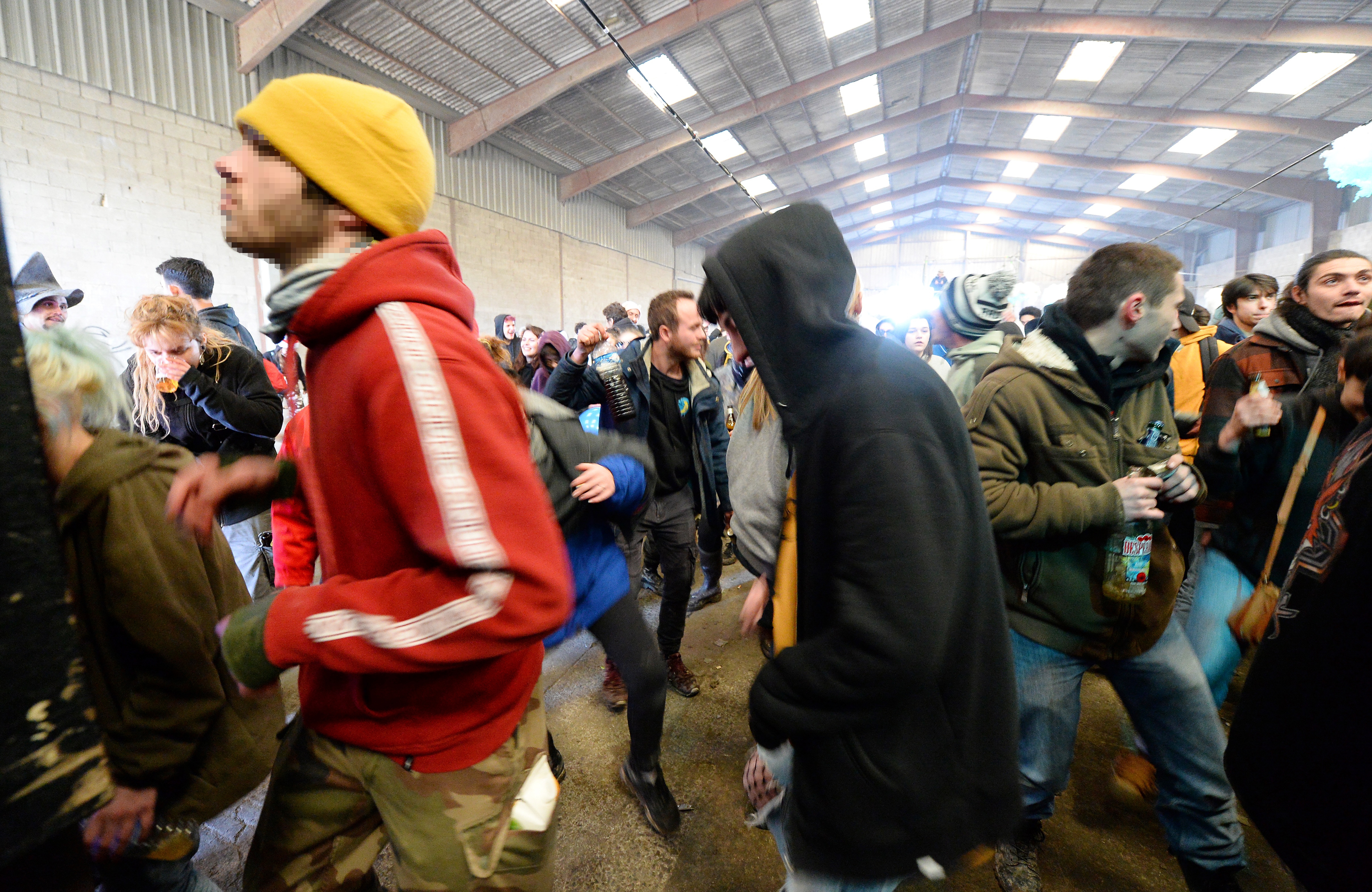 Jóvenes bailan durante una fiesta en un hangar en desuso en Lieuron a unos 40 km (alrededor de 24 millas) al sur de Rennes, el 1 de enero de 2021. (Foto de JEAN-FRANCOIS MONIER / AFP)