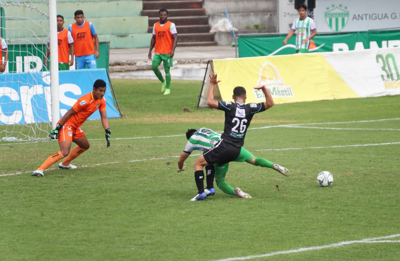 En el partido de ida entre Antigua GFC y Comunicaciones el marcador concluyó 0-0. (Foto Prensa Libre: Érick Ávila)