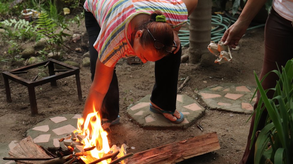 Cocinar con leña se ha vuelto cada vez más común en Venezuela.