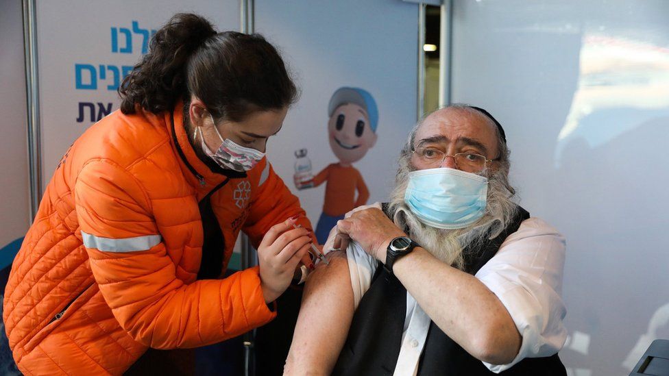 En la jornada de vacunación israelí se le ha dado prioridad a los mayores de 60 años.