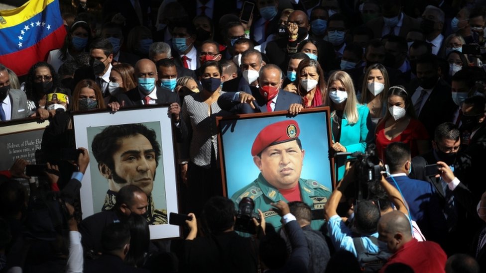 Los diputados chavistas entraron a la Asamblea Nacional portando los retratos de Chávez y de Bolívar.