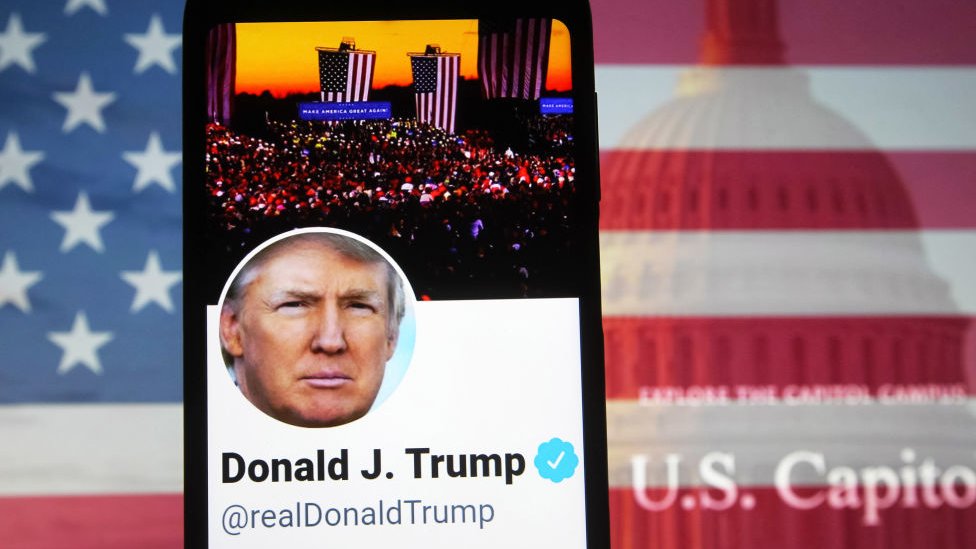 Twitter suspendió indefinidamente la cuenta de Donald Trump.