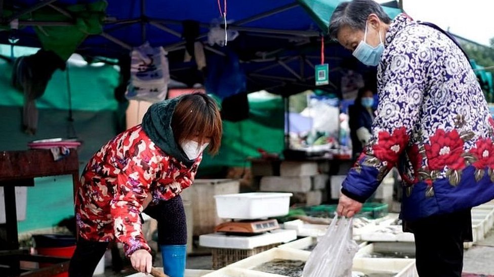 La misión de la OMS visitará el mercado de Wuhan donde se cree que se originó el virus.