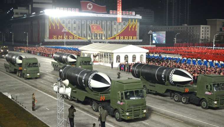 Los misiles fueron exhibidos durante un desfile militar realizado en Pyongyang.