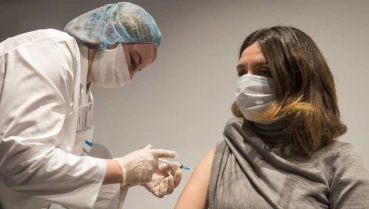 Varios países han comenzado ya con la vacunación masiva de su población. REUTERS