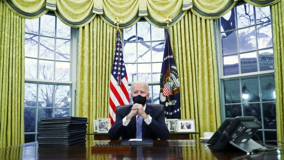 Joe Biden tomó sus primeras decisiones como presidente firmando las órdenes ejecutivas. REUTERS