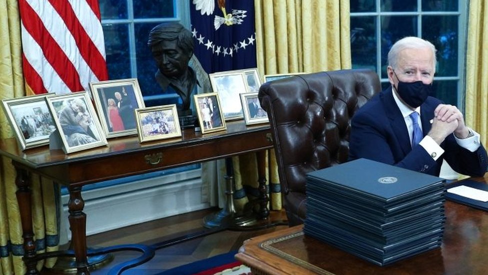 En su primer día en la Oficina Oval, Joe Biden le dio su toque personal al despacho, con un busto de César Chávez a su espalda.