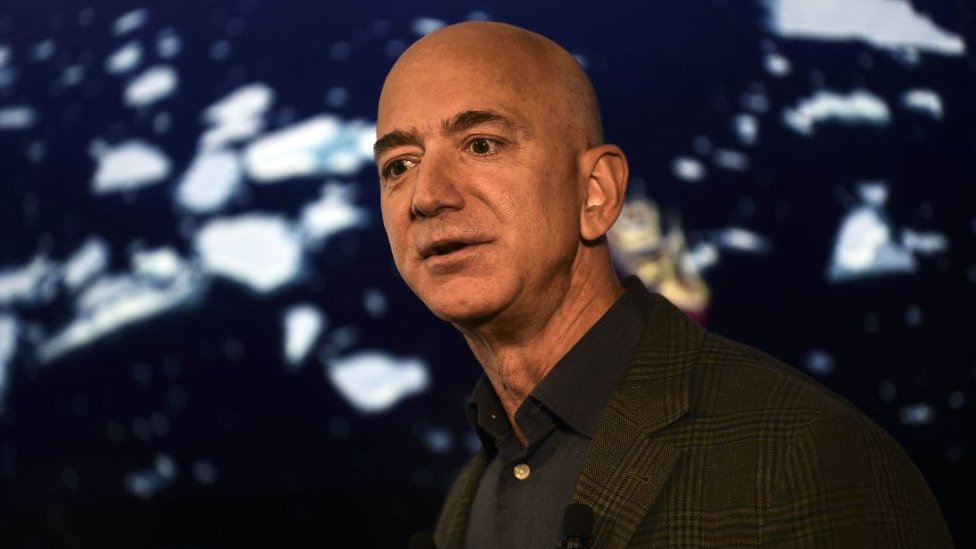 Jeff Bezos podría haberle dado a cada empleado de Amazon un bono de US$105.000 con el dinero ganado desde marzo y seguir siendo rico, dice el informe.