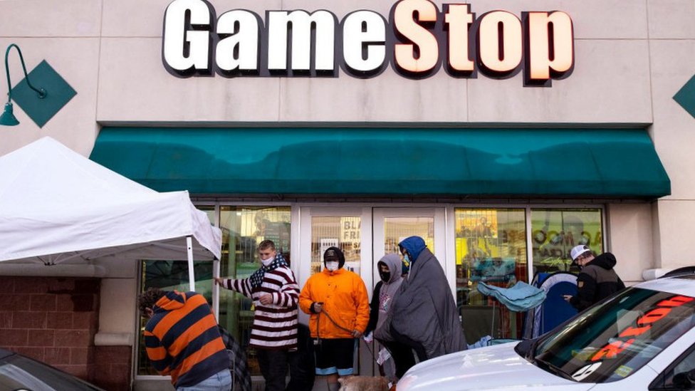 Existe una batalla en Wall Street y en el centro de ella está Gamestop, un minorista de venta de videojuegos.