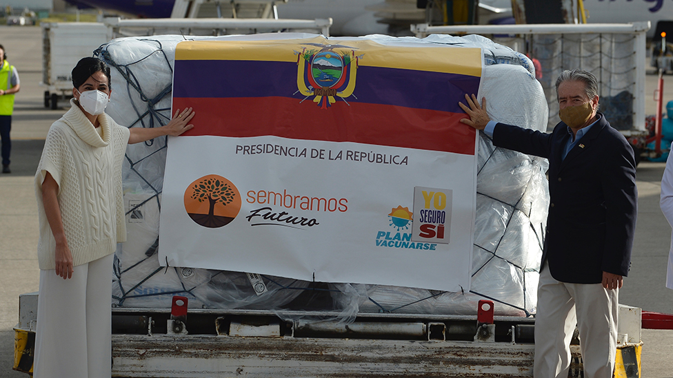 El ministro de Salud de Ecuador, Juan Carlos Zevallos, y la vicepresidenta ecuatoriana, María Alejandra Muñoz, posan junto a un contenedor con las primeras 8000 dosis de la vacuna Pfizer/BioNTech a su llegada al aeropuerto de Quito, el 21 de enero pasado.