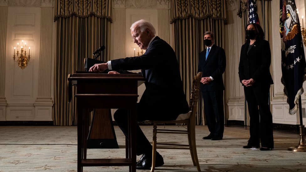 Joe Biden no ha parado de emitir decretos desde que llegó a la Casa Blanca. (GETTY IMAGES)