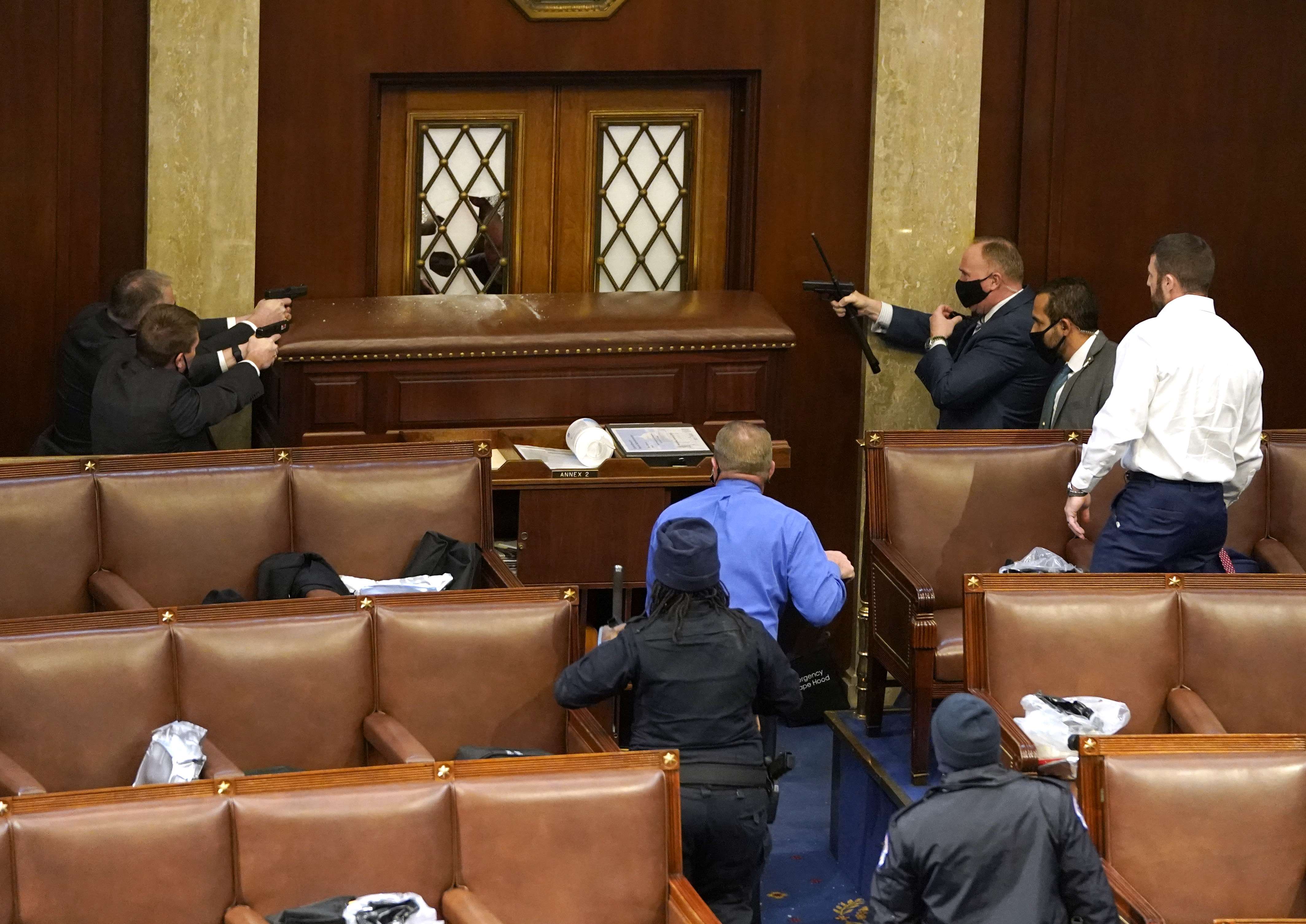 Agentes del Congreso empuñan armas ante el posible ingreso de manifestantes de Trump. (Foto: EFE)