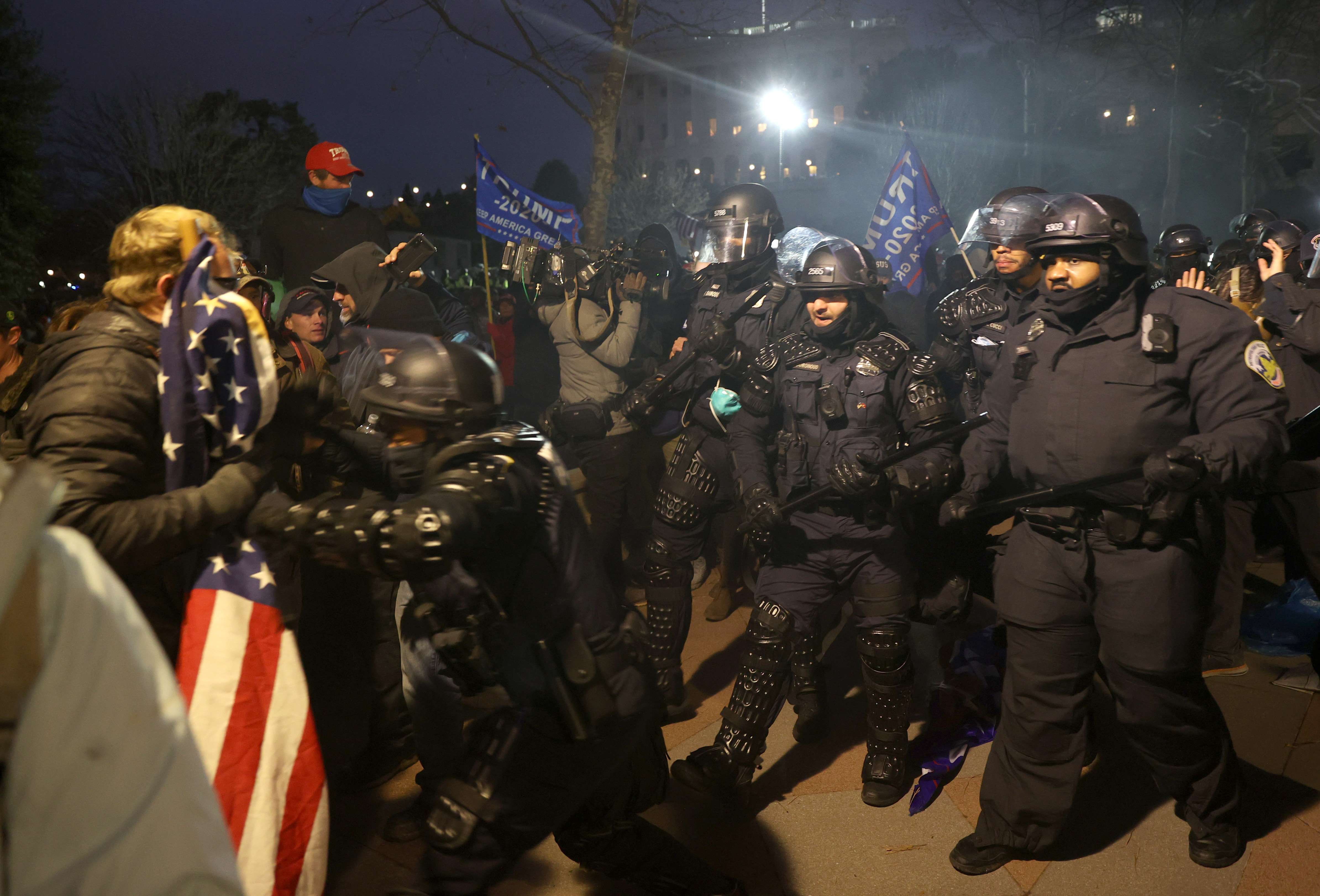 Policías alejan a fanáticos de Trump del Capitolio. (Foto: AFP)