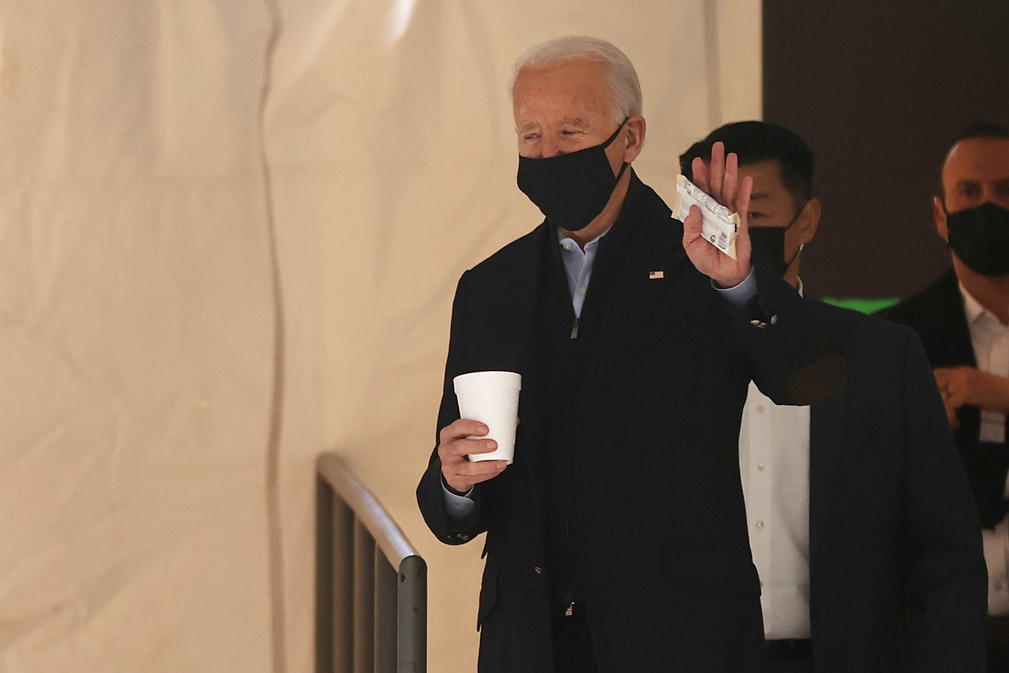 Presidente electo Joe Biden sale de The Queen Theater luego de varias reuniones previo a su toma de posesión. (Foto Prensa Libre: AFP) 