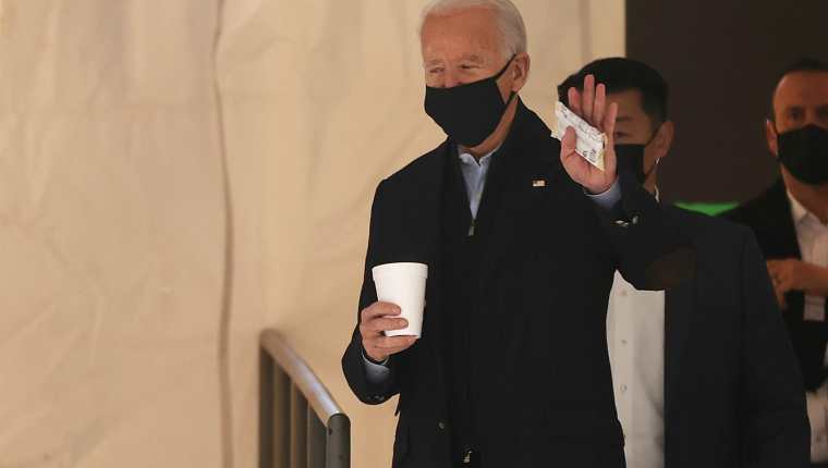 Presidente electo Joe Biden sale de The Queen Theater luego de varias reuniones previo a su toma de posesión. (Foto Prensa Libre: AFP) 