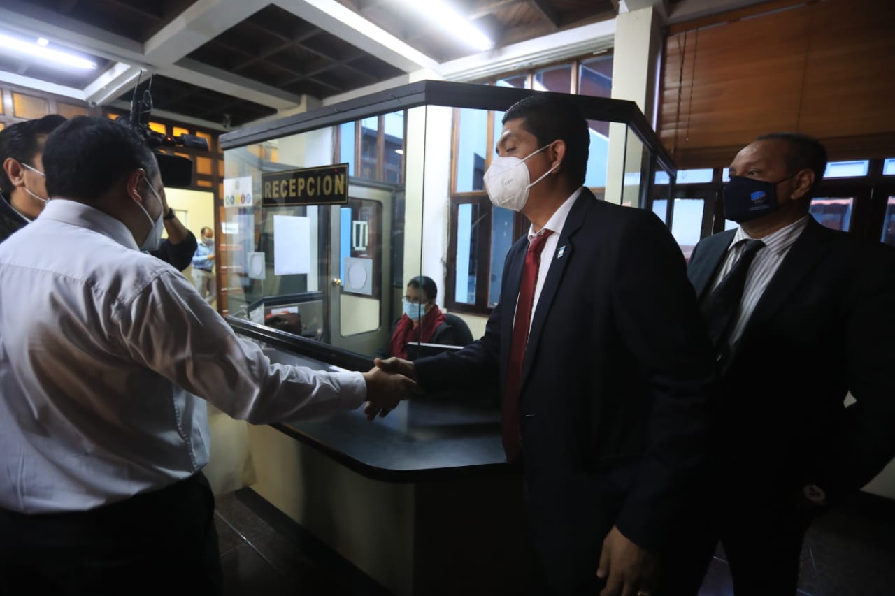 Mynor Moto llegó a la CC en busca de ser juramentado como magistrado titular. (Foto Prensa Libre: Juan Diego González)
