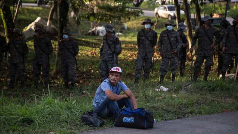 En octubre último fueron frustradas las intenciones de una caravana de hondureños de llegar a Estados Unidos. (Foto Prensa Libre: EFE)