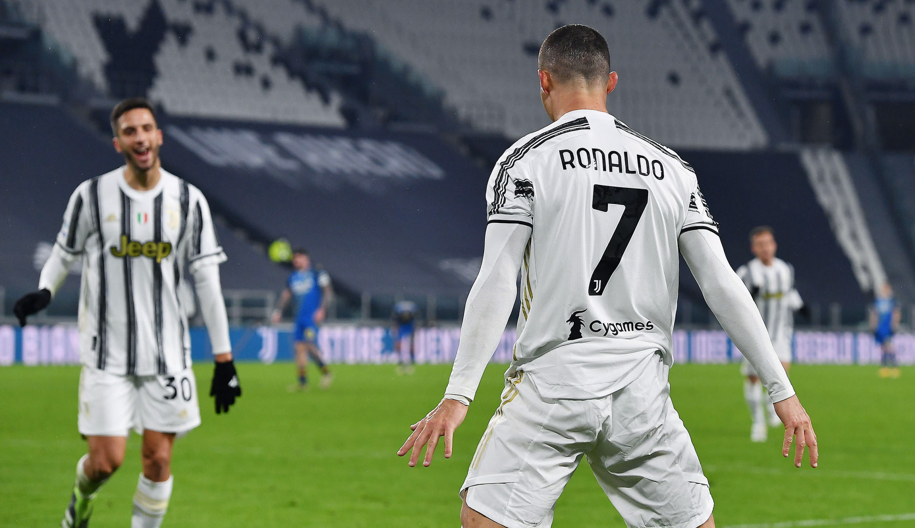 Cristiano Ronaldo anotó un doblete con la Juventus y superó un récord de goleo que poseía Pelé. (Foto Prensa Libre: EFE)