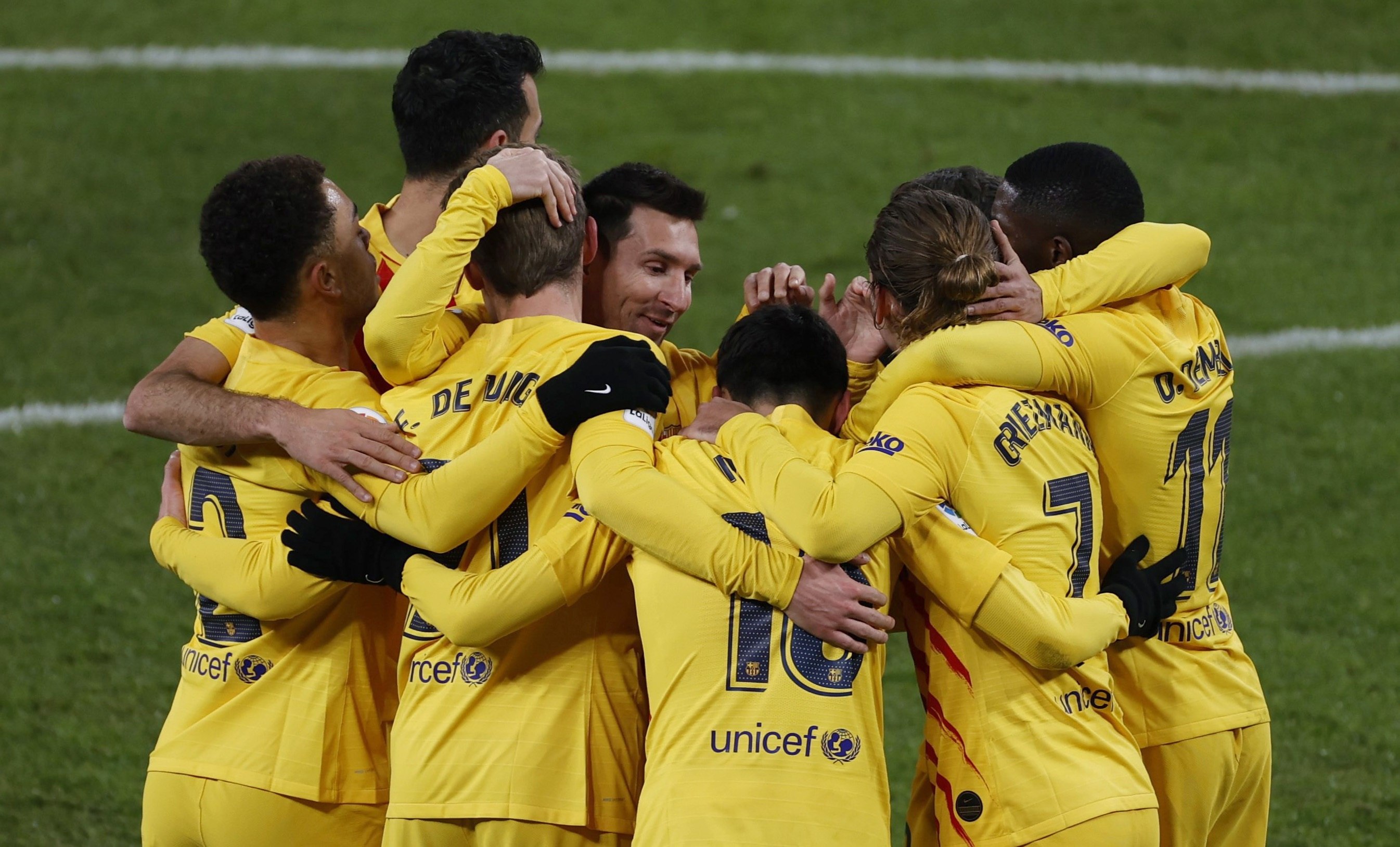 El jugador del Barcelona Leo Messi, (c) felicita a Pedri por el gol del empate momentáneo frente al Athletic de Bilbao. (Foto Prensa Libre: EFE)