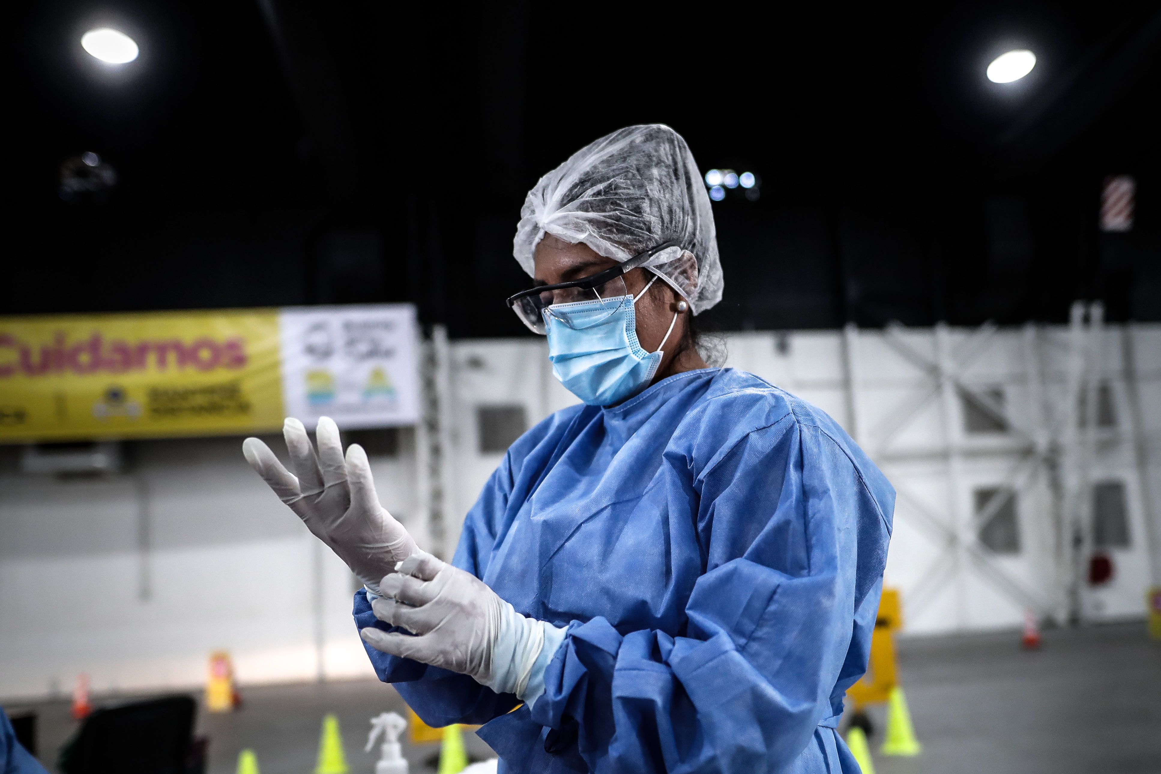 Personal sanitario prepara pruebas para detectar el covid-19 en un centro de control de la Ciudad de Buenos Aires. (Foto Prensa Libre: EFE)