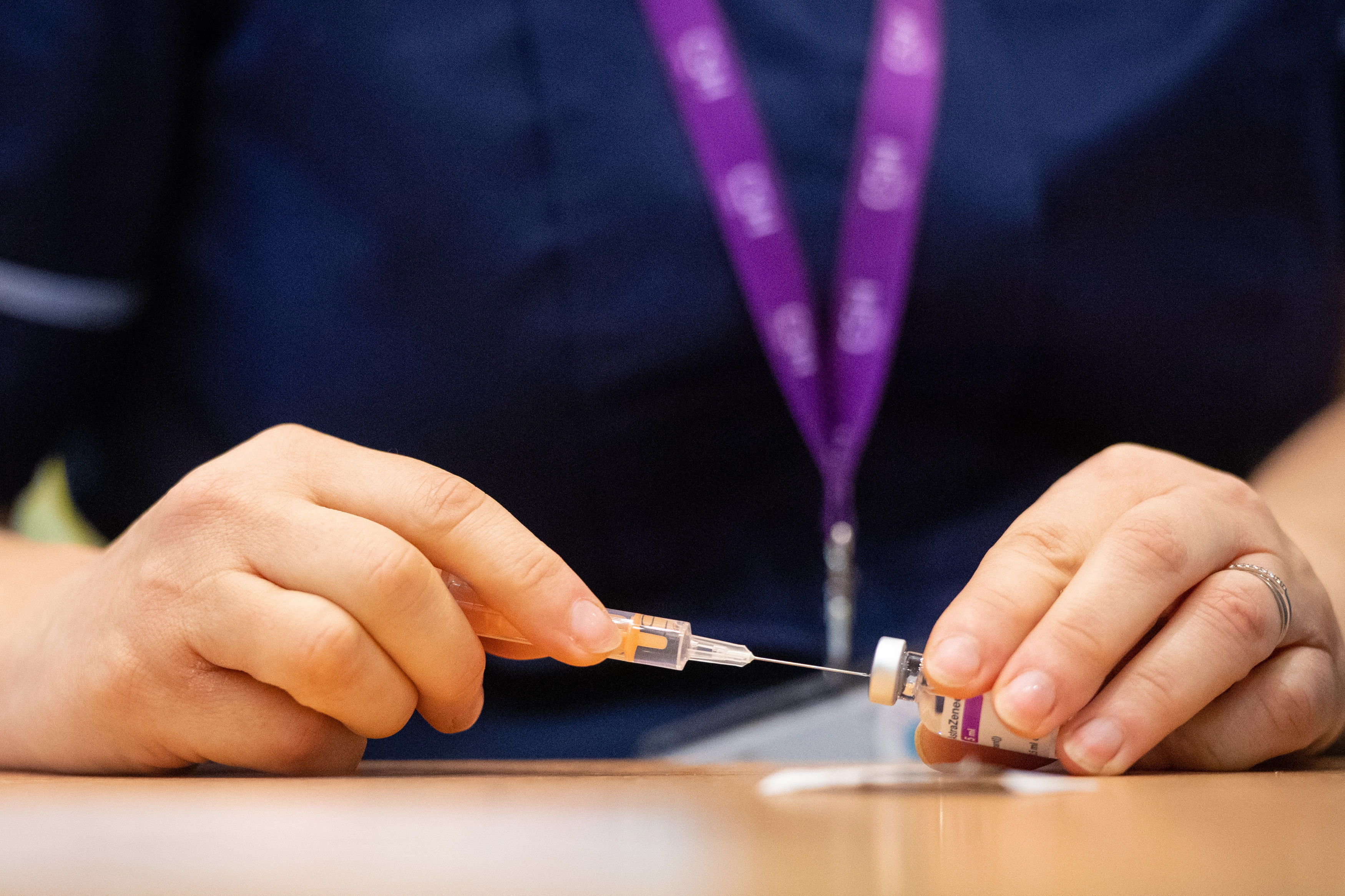 Epsom (United Kingdom), 11/01/2021.- A nurse prepares a dose of the Oxford/AstraZeneca Covid-19 vaccine at the NHS vaccine mass vaccination centre that has been set up in the grounds of Epsom Race Course, in Surrey, Britain 11 January 2021. The UK government has announced that mass vaccination centres will start operating from 11 January in London, Newcastle, Manchester, Birmingham, Bristol, Surrey and Stevenage. (Reino Unido, Londres) EFE/EPA/DOMINIC LIPINSKI / POOL