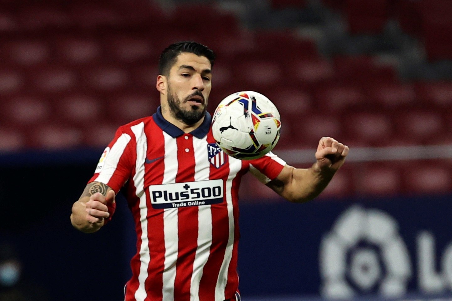 El delantero uruguayo del Atlético de Madrid, Luis Suárez, se ha convertido en pieza vital para el equipo de Diego Simeone. Foto Prensa Libre: EFE.