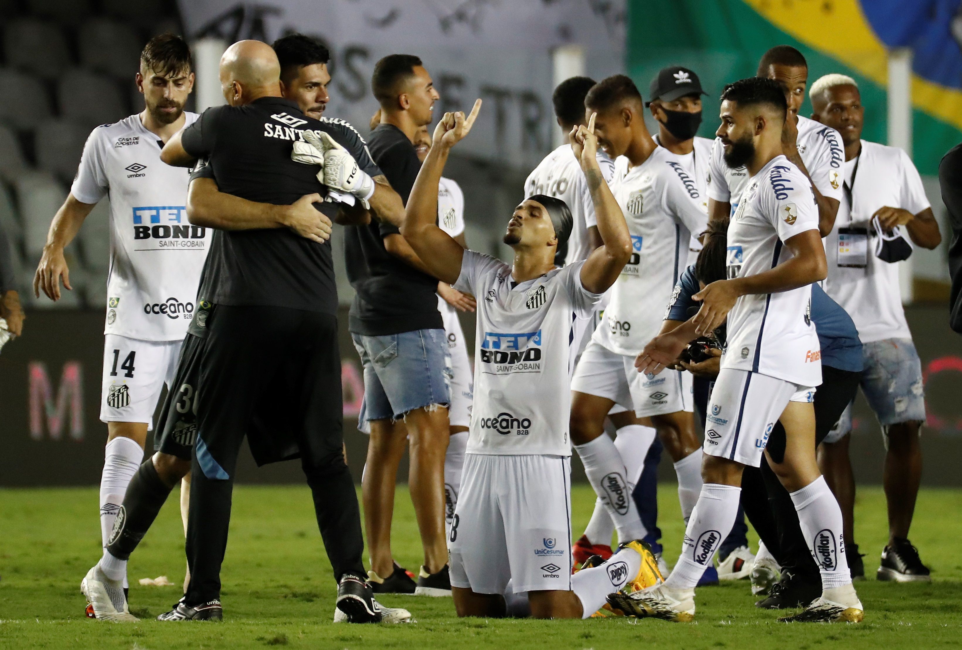 El jugador de Santos Lucas Verissimo y compañeros celebran el pase a la final de la Copa Libertadores.  Foto Prensa Libre: EFE. 