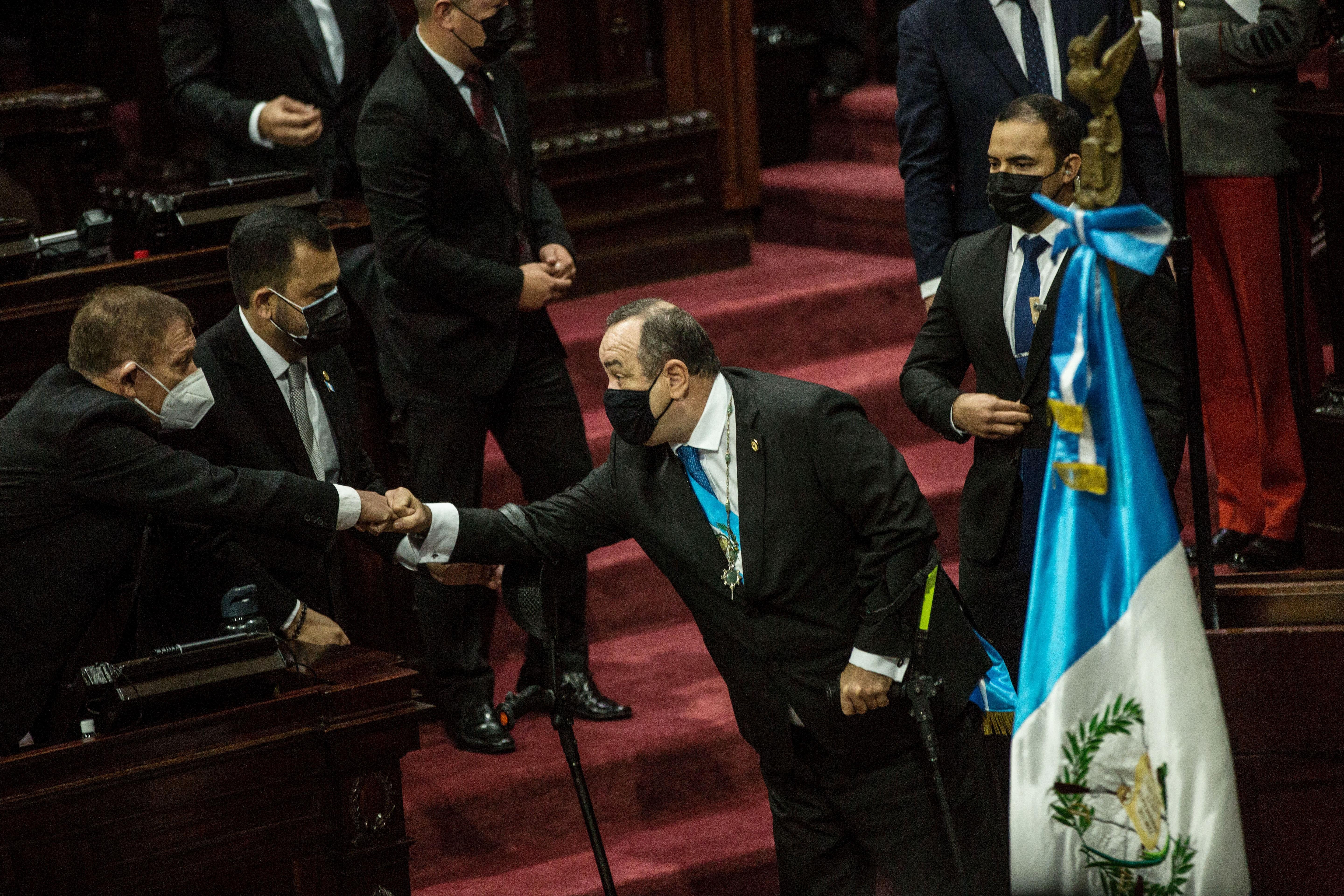 Con la improbación del estado de Calamidad parece que el oficialismo pierde fuerza. En la foto, el presidente Alejandro Giammattie saluda a un diputado afín al oficialismo en la sesión solemne del pasado 14 de enero. (Foto Prensa Libre. EFE)