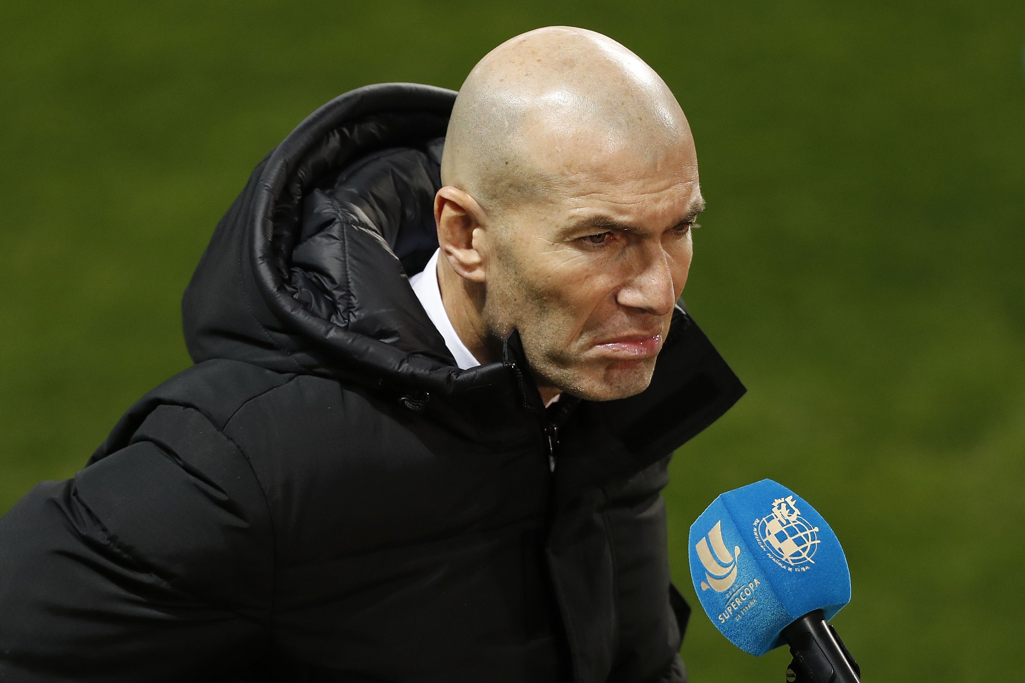 El técnico francés del Real Madrid, Zinedine Zidane, a la finalización del encuentro correspondiente a la segunda semifinal de la Supercopa de España. (Foto Prensa Libre: EFE)
