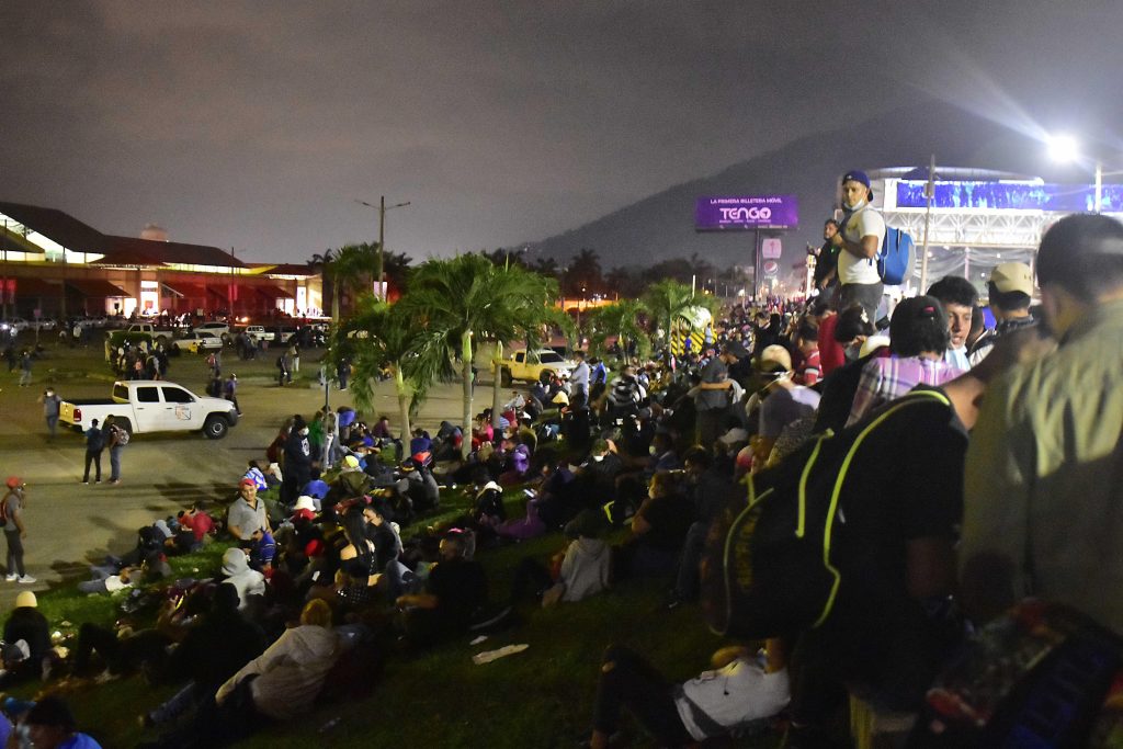 Un grupo de cientos de hondureños descansa mientras se prepara para partir en una nueva caravana desde San Pedro Sula, Honduras. (Foto Prensa Libre: EFE)