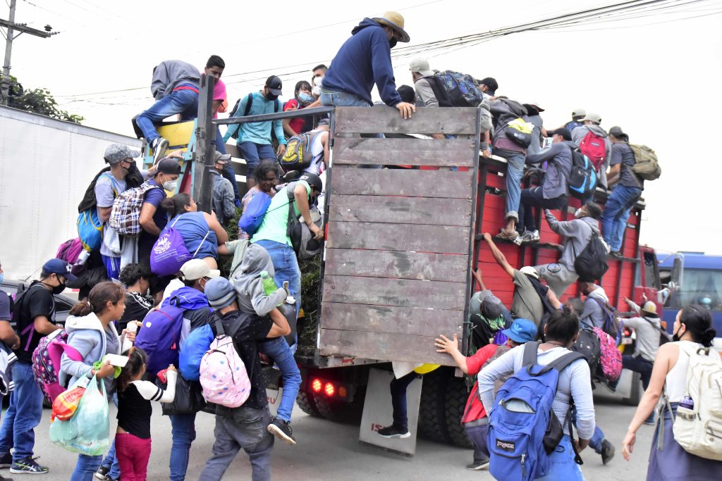 Las autoridades salvadoreñas dijeron que los organizadores de caravanas ponen en riesgo a los migrantes. (Foto Prensa Libre: EFE) 