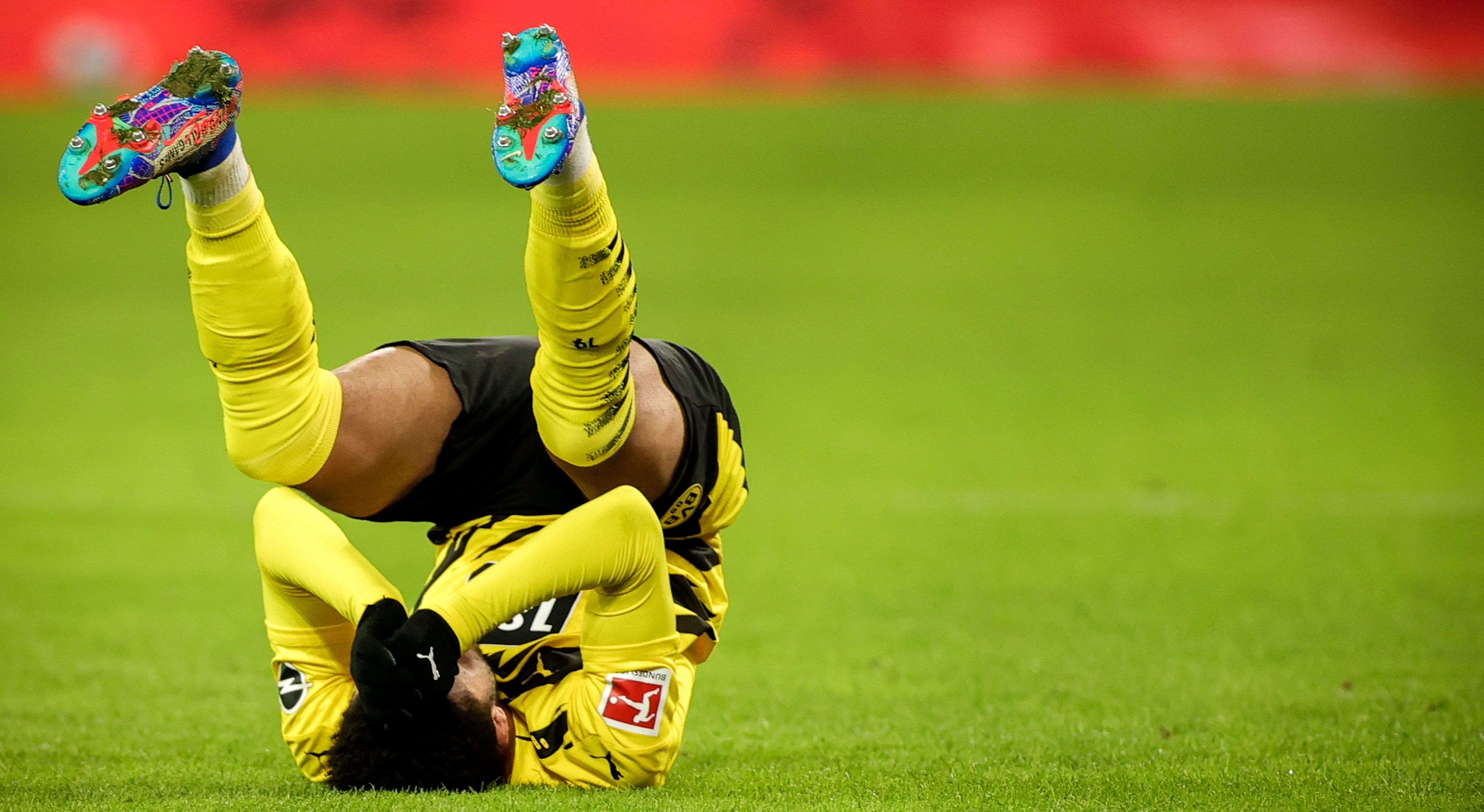 Jadon Sancho se lanza al suelo tras el empate 1-1 entre el Borussia Dortmund y el FSV Mainz 05. (Foto Prensa Libre: EFE)