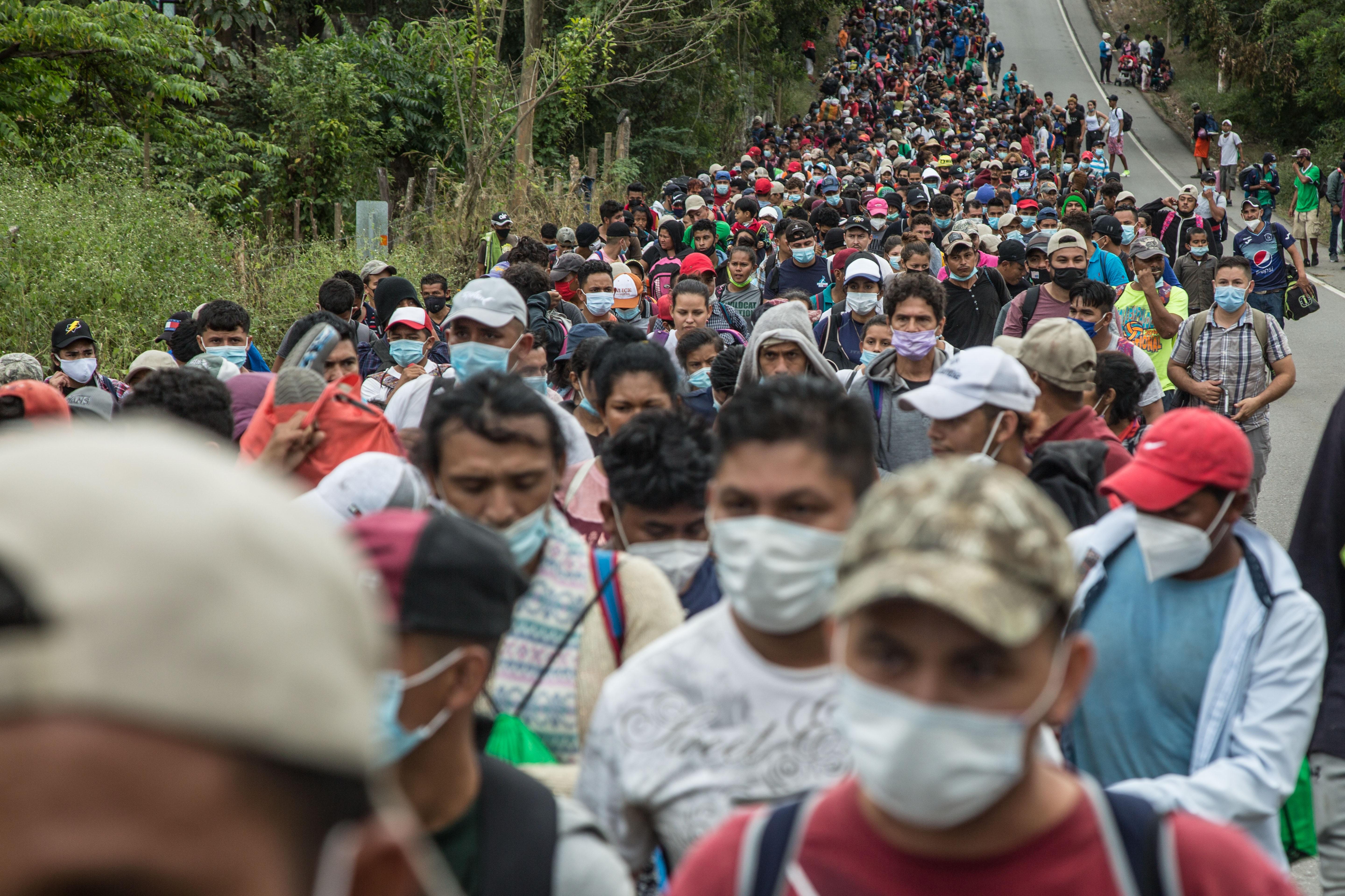 La masiva caravana de migrantes hondureños piensa atravesar Guatemala para llegar a México, y luego a EE. UU. (Foto Prensa Libre: EFE)