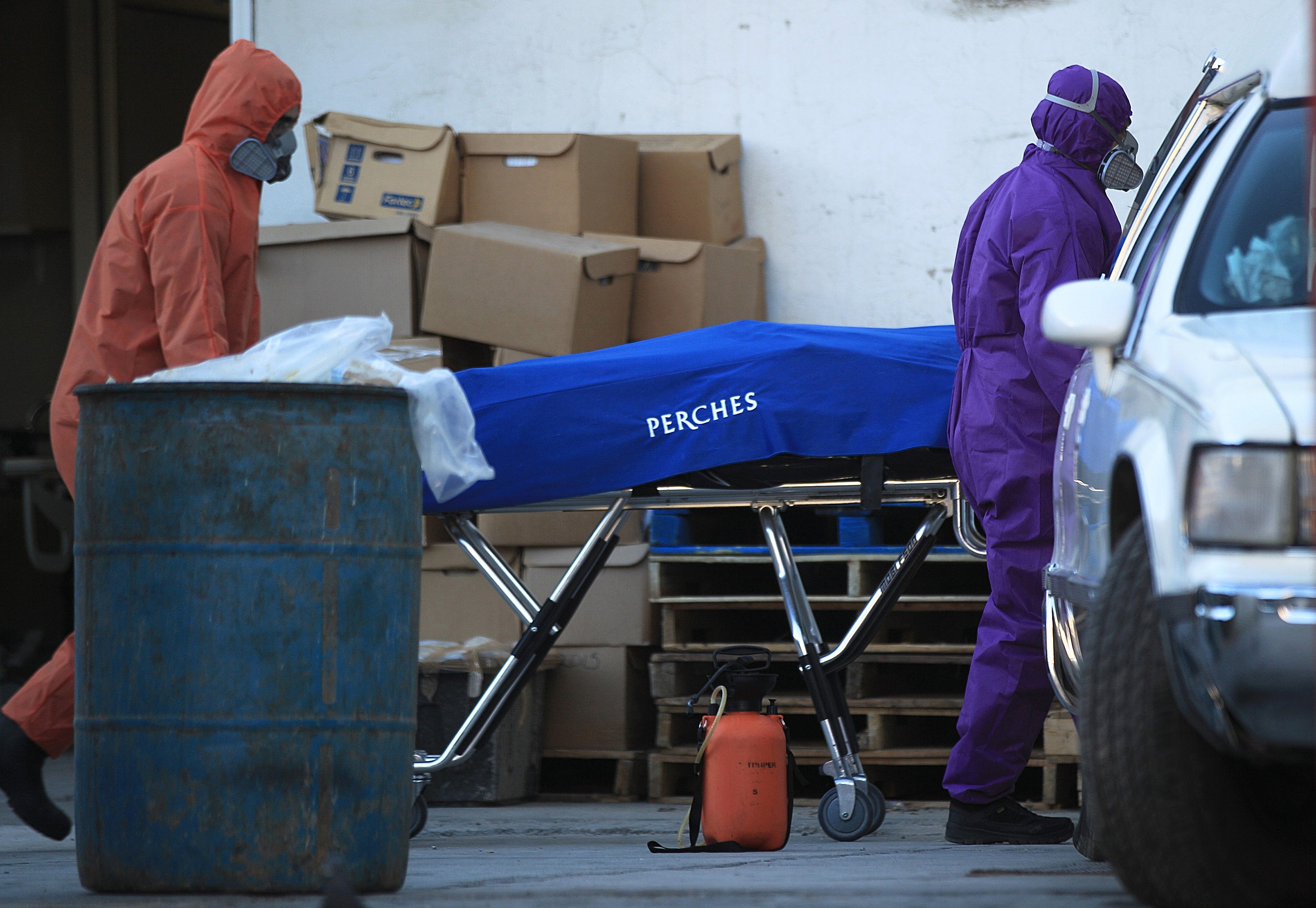 Empleados funerarios recogen a una victima de covid-19 en México. (Foto Prensa Libre: EFE)