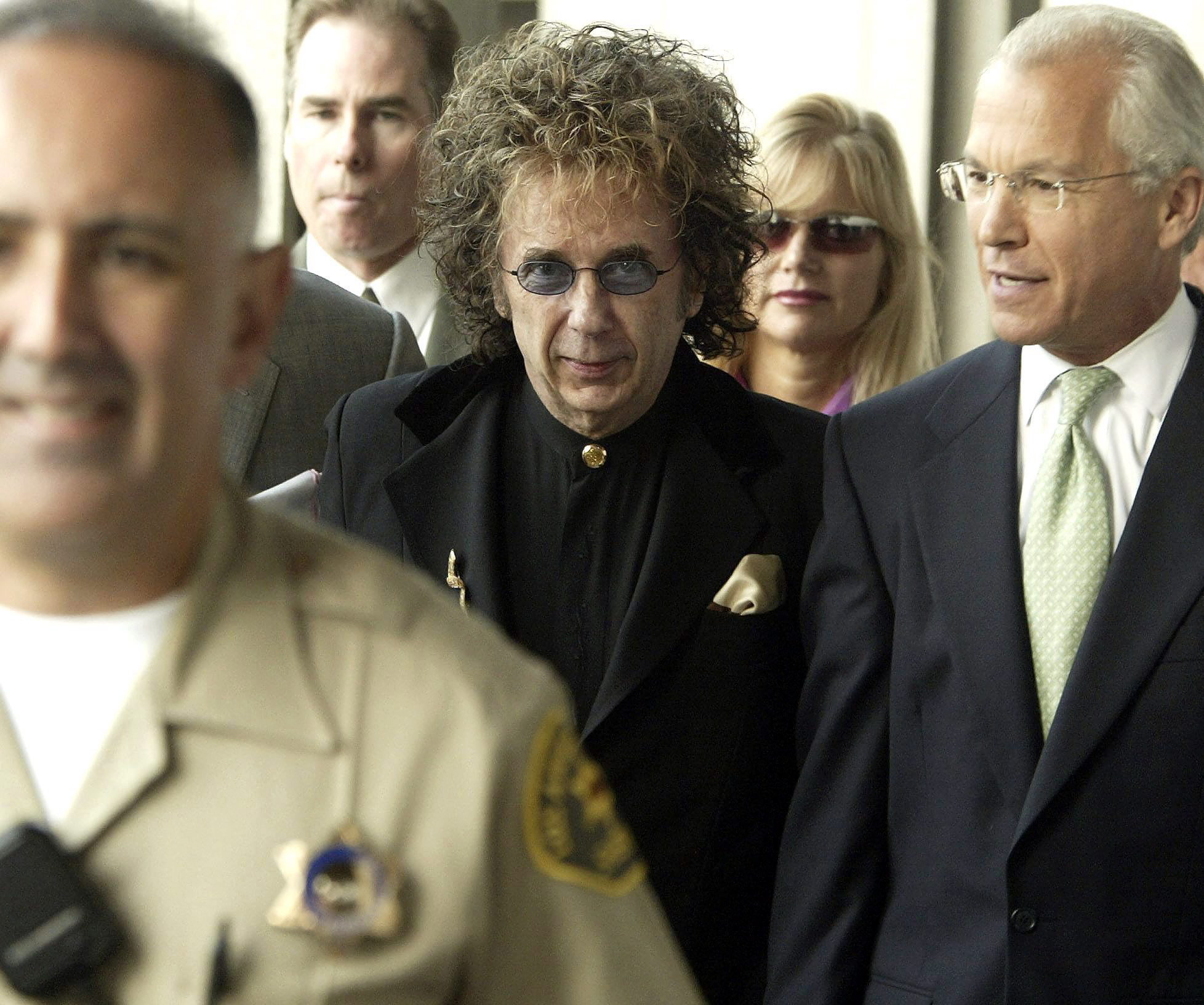 El productor discográfico Phil Spector (C) llega al edificio de los Tribunales Penales del Condado de Los Ángeles en Los Ángeles, Estados Unidos, el 27 de septiembre de 2004 (Foto Prensa Libre: EFE/EPA/BRENDAN MCDERMID)
