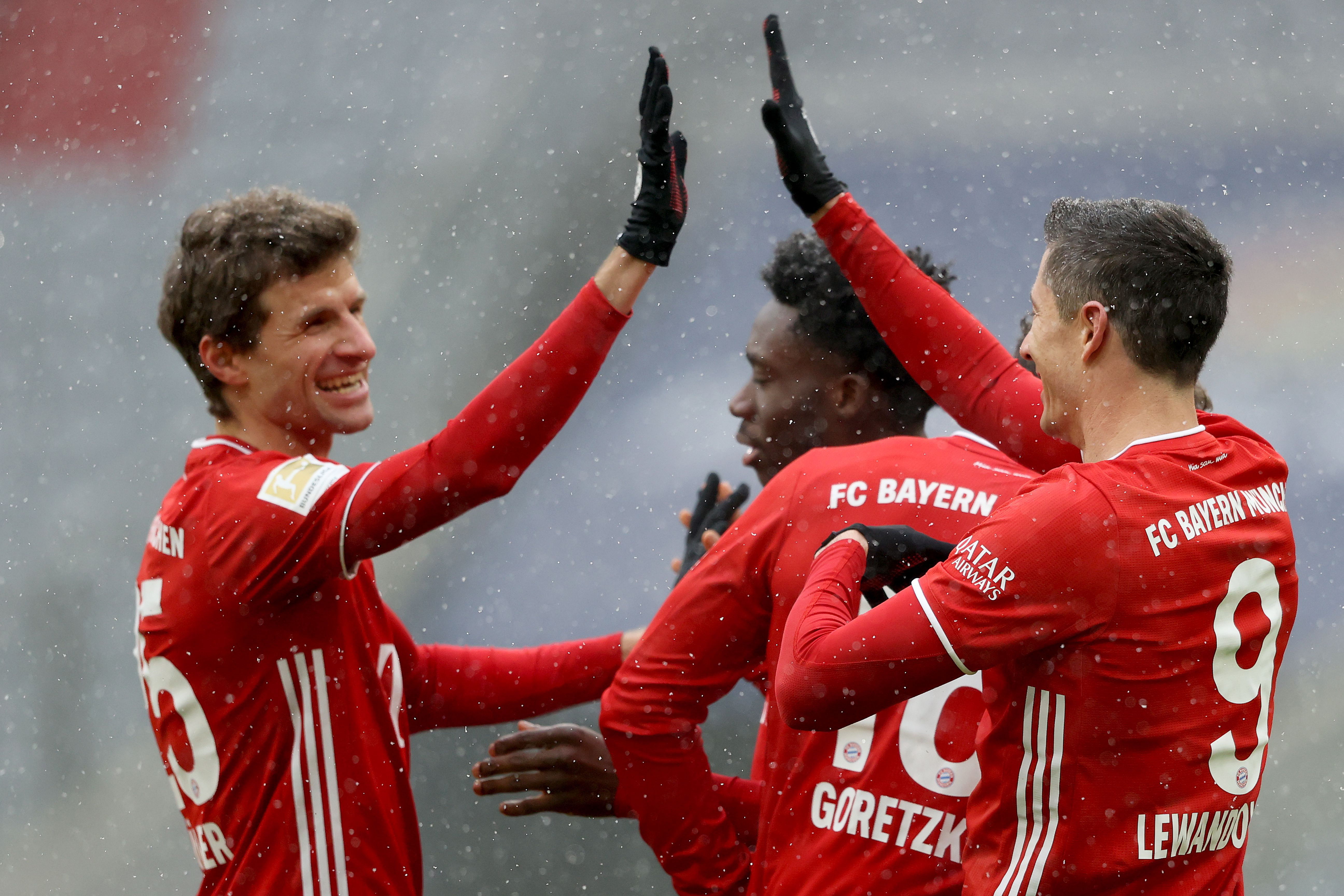 El Bayern Múnich consiguió una victoria tras dos derrotas en la Bundesliga y se coronó campeón de invierno. (Foto Prensa Libre: AFP)