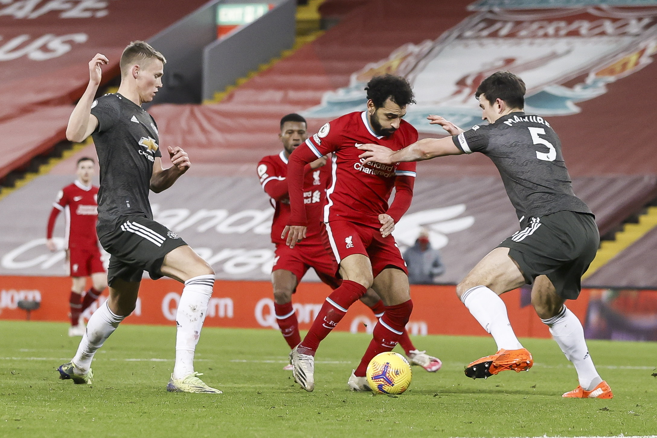 El Manchester United y el Liverpool empataron a cero, marcador que sirvió para que el United continuara en lo más alto de la tabla de la Premier League. (Foto Prensa Libre: EFE)