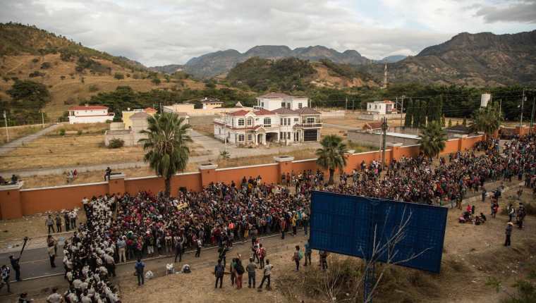 Hondureños esperan para pasar un bloqueo de la policía guatemalteca, en la aldea Vado Hondo, Chiquimula, Guatemala. (Foto  Prensa Libre: EFE)